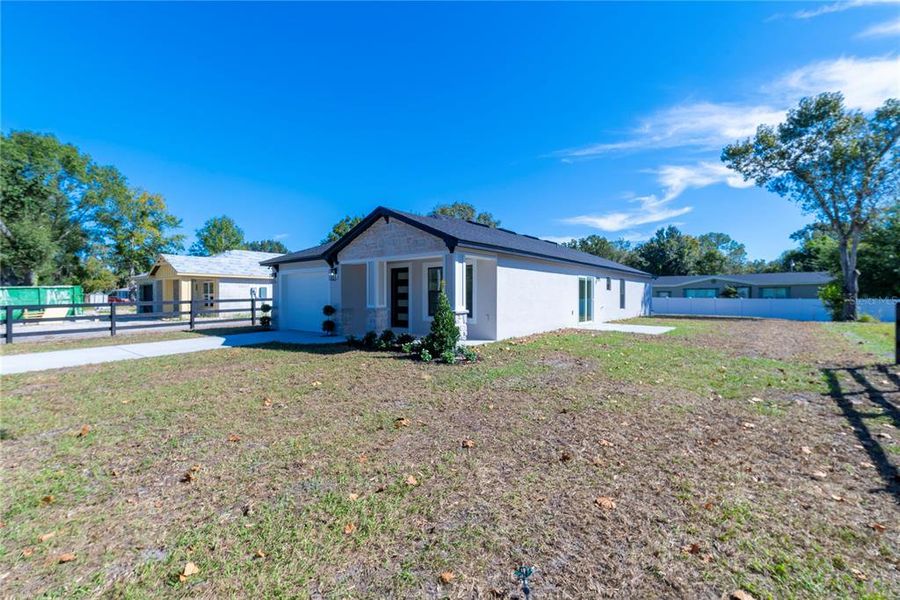 Exterior details and patio area of a home in , Lakeland (Image 32).