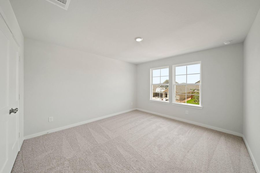 Spacious, unfurnished interior of a new home in Sunterra, Katy (Image 11).