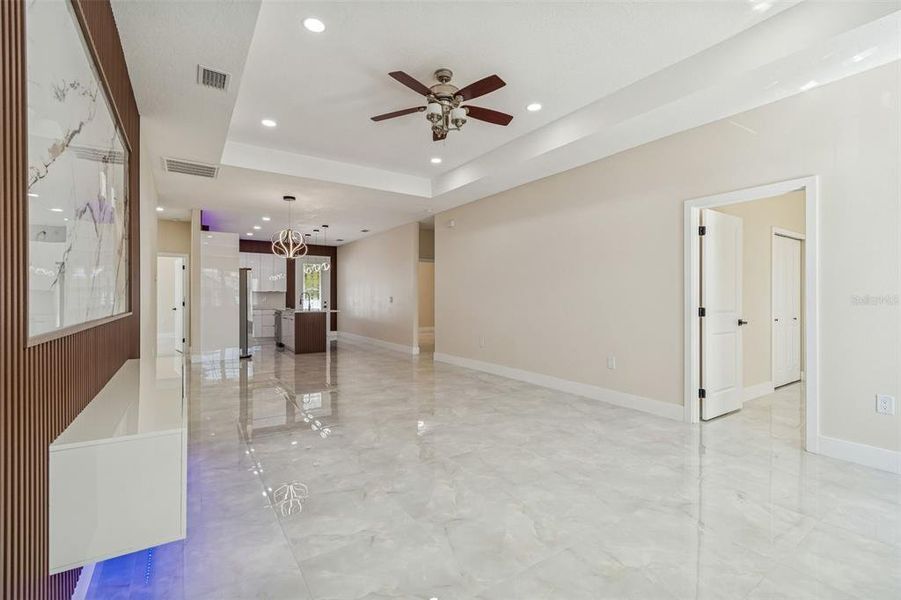 Spacious, unfurnished interior of a new home in , Tampa (Image 27).