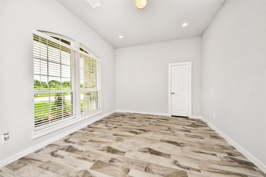 Spacious, unfurnished interior of a new home in Elm Estates, Angleton (Image 23).