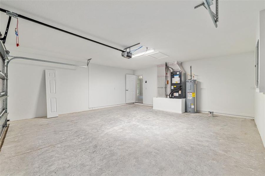 Spacious, unfurnished interior of a new home in , Dunnellon (Image 43).