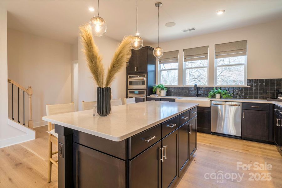 Large Central Island Ideal for Casual Dining or Entertaining. Large Central Island Ideal for Casual Dining or Entertaining.