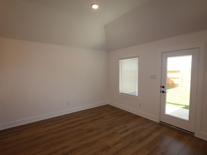 Spacious, unfurnished interior of a new home in Lago Mar, Santa Fe (Image 19).