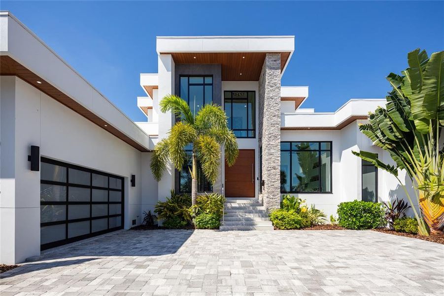 Exterior details and patio area of a home in , St. Petersburg (Image 22).