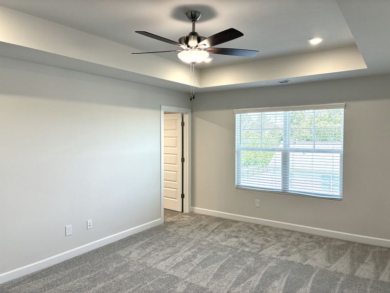 Spacious, unfurnished interior of a new home in Holly Ridge, Greenville (Image 15).