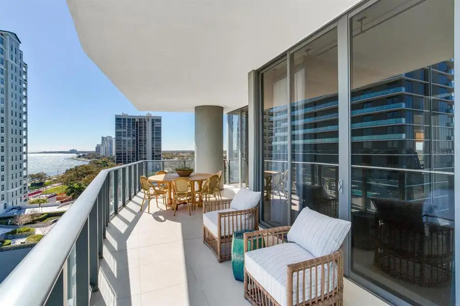 Condo located in Tampa, FL showcasing its design and architecture (Image 31).