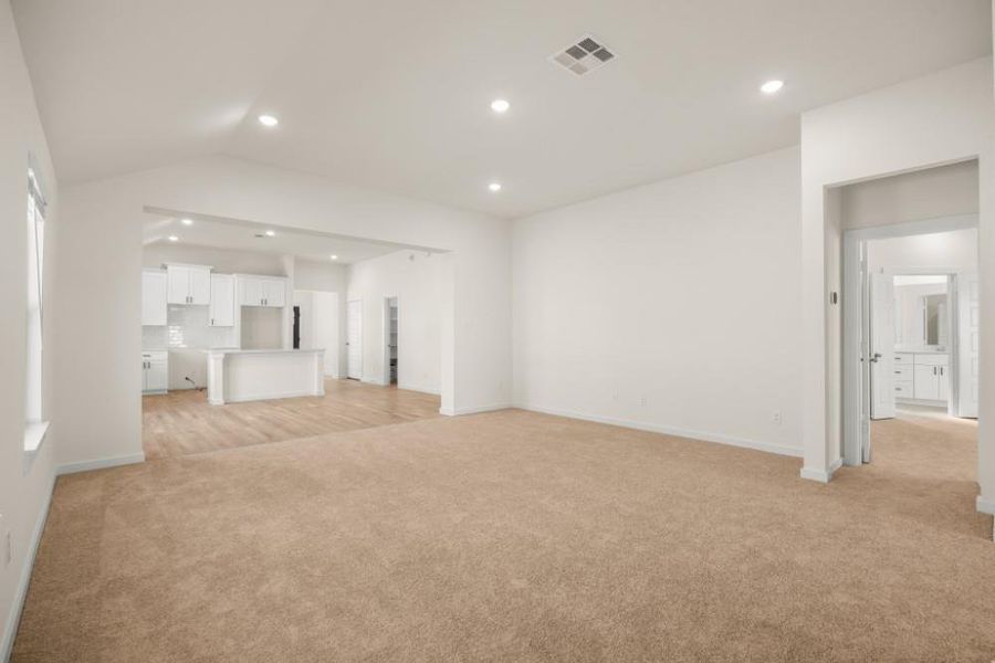 Spacious, unfurnished interior of a new home in Ashland, Angleton (Image 18).
