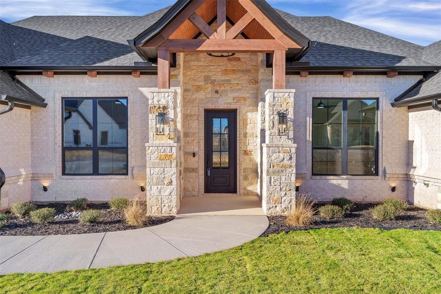 Exterior details and patio area of a home in , Granbury (Image 4).