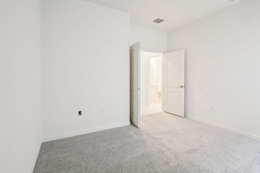 Spacious, unfurnished interior of a new home in Gardens at Waterstone I, Palm Bay (Image 5).