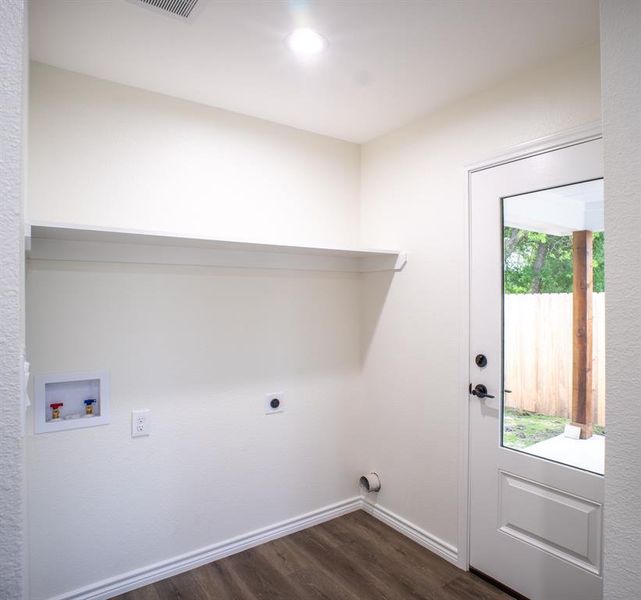 Spacious, unfurnished interior of a new home in , Mexia (Image 22).