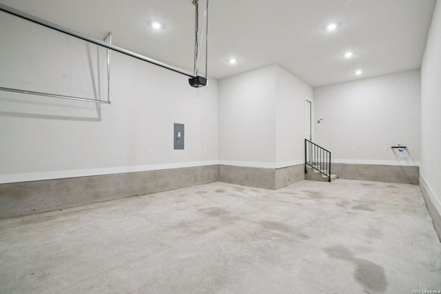 Spacious, unfurnished interior of a new home in Meyer Ranch, New Braunfels (Image 14).