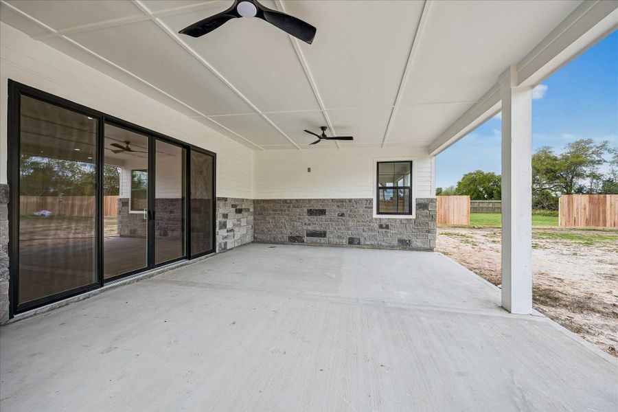 Exterior details and patio area of a home in , Santa Fe (Image 3).