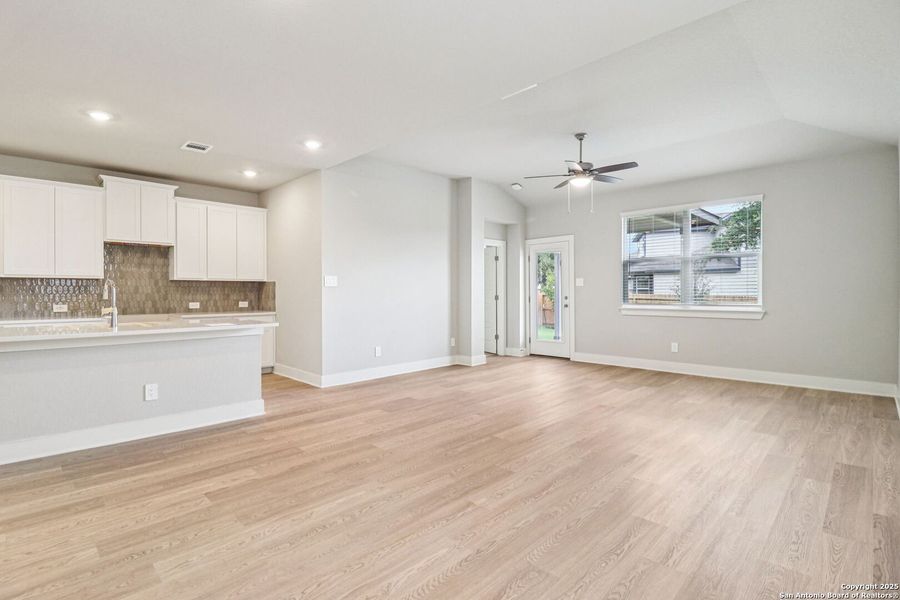 Spacious, unfurnished interior of a new home in Thomas Pond, San Antonio (Image 44). Spacious, unfurnished interior of a new home in Thomas Pond, San Antonio (Image 44).