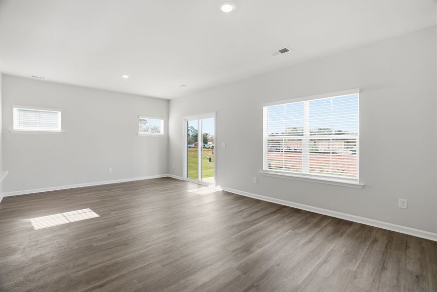 Spacious, unfurnished interior of a new home in Towns at Lake Greenwood, Greenwood (Image 11).