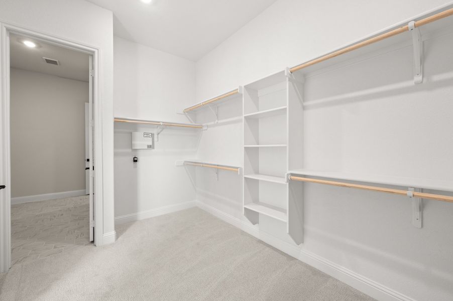 Spacious, unfurnished interior of a new home in Myrtle Creek, Waxahachie (Image 21).