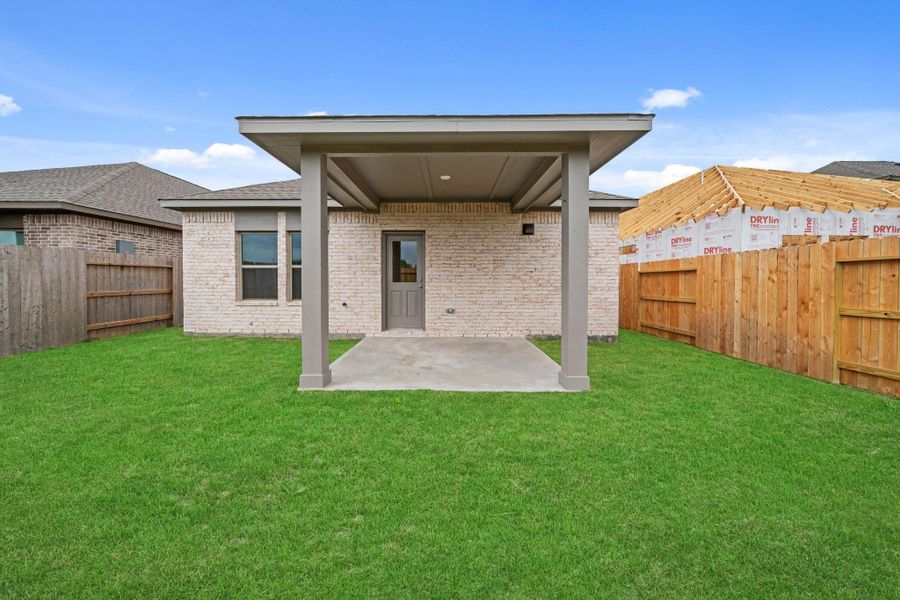 Exterior details and patio area of a home in Creekhaven, Rosharon (Image 20).