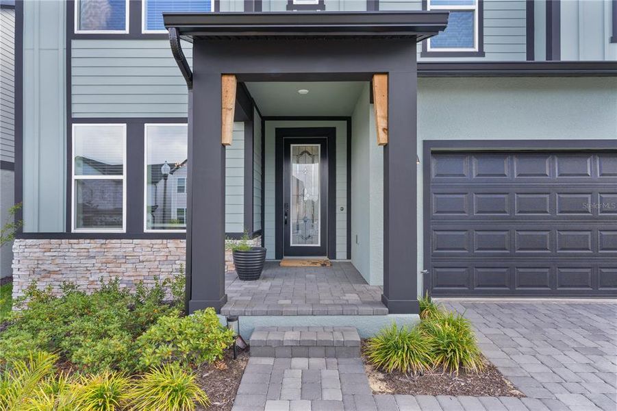 Exterior details and patio area of a home in , Clermont (Image 4).