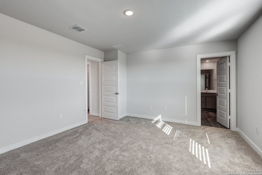 Spacious, unfurnished interior of a new home in Hacienda, San Antonio (Image 21).