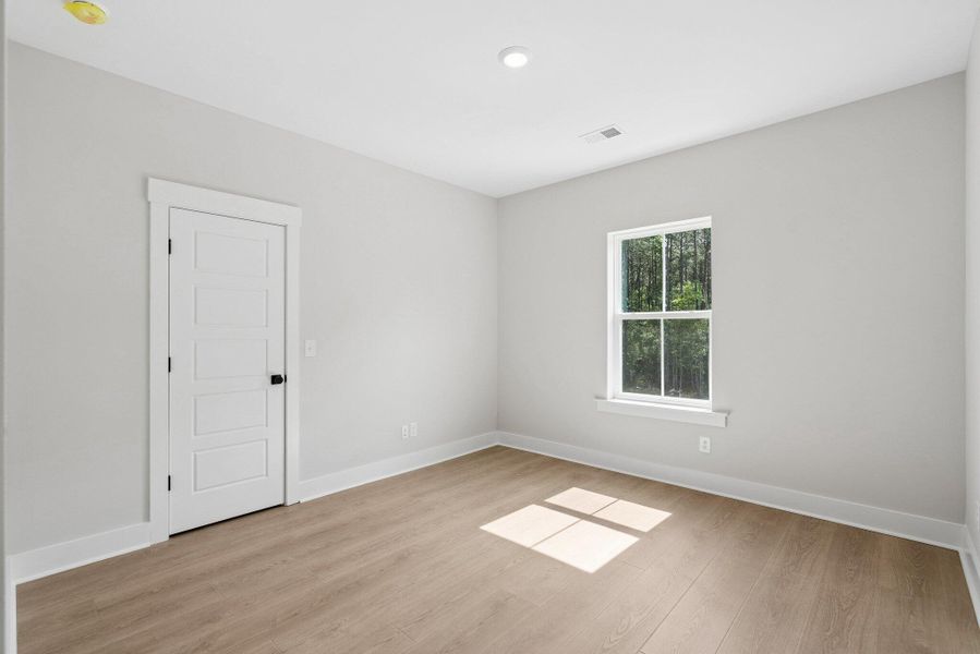 Spacious, unfurnished interior of a new home in Hidden Ponds Reserve, Awendaw (Image 14).