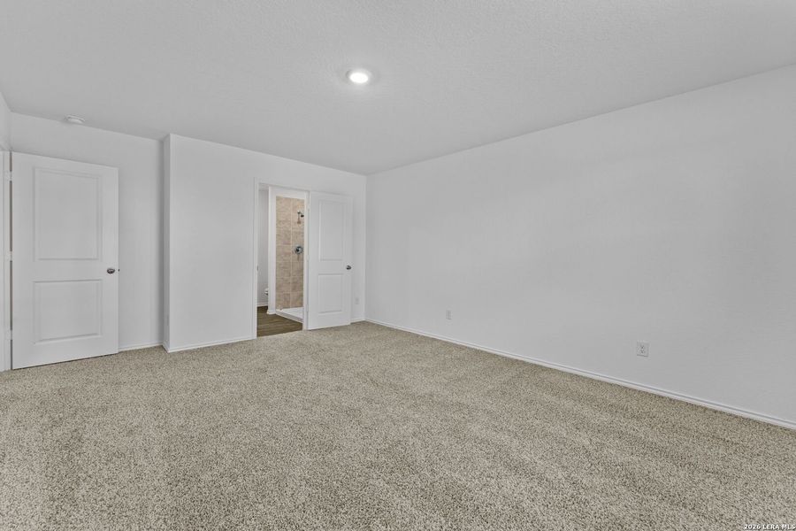 Spacious, unfurnished interior of a new home in Avenida, Converse (Image 18).