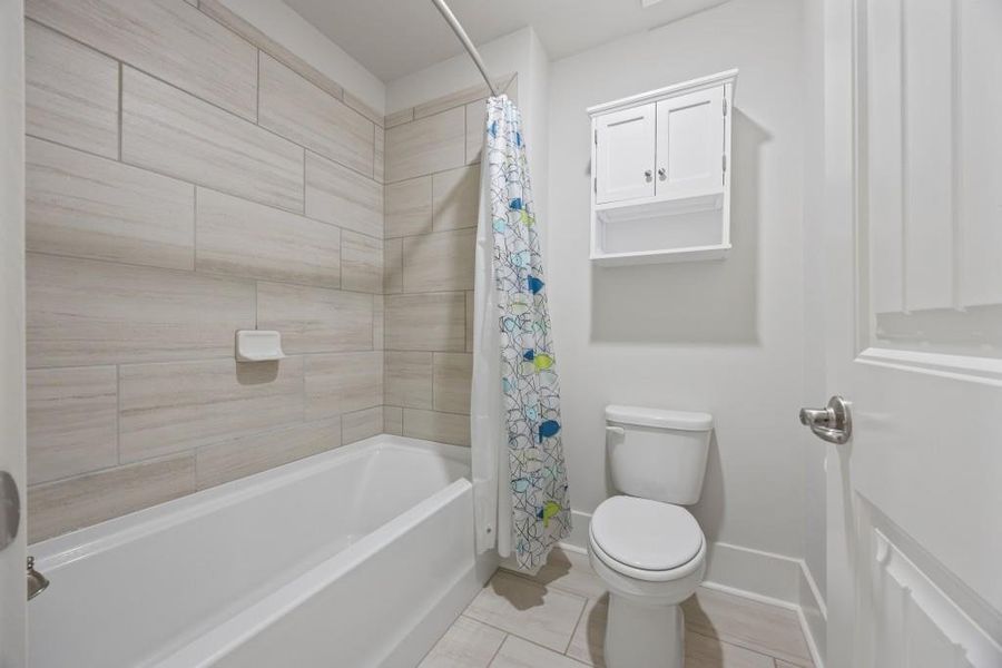 Furnished interior view inside a new home in The Cottages Of Lake Lanier, Gainesville (Image 29).