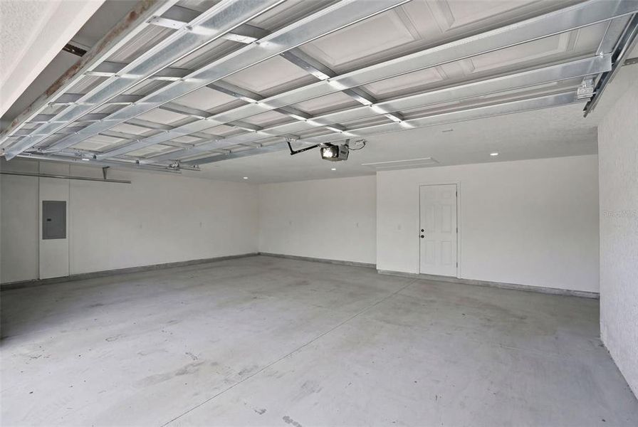 Spacious, unfurnished interior of a new home in , Weeki Wachee (Image 19).