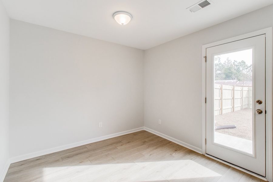 Spacious, unfurnished interior of a new home in Astoria, Columbia (Image 16).