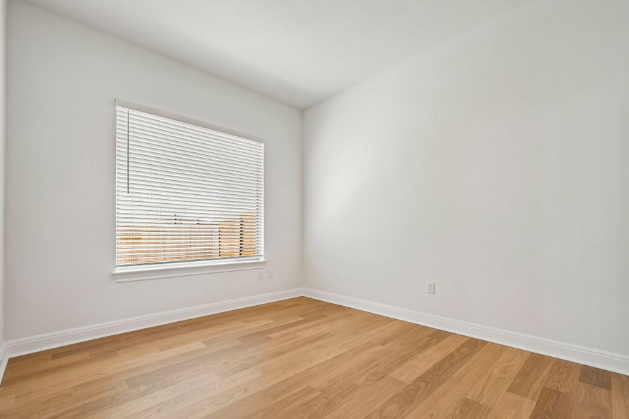 Spacious, unfurnished interior of a new home in Persimmon, Buda (Image 20).