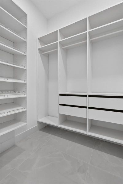 Spacious, unfurnished interior of a new home in , Cape Coral (Image 63).