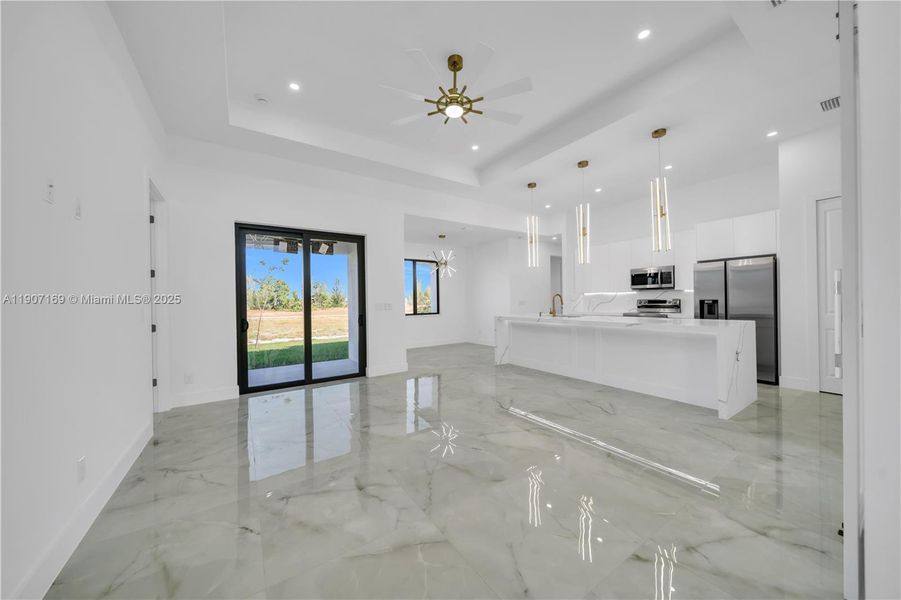 Spacious, unfurnished interior of a new home in , Cape Coral (Image 11).