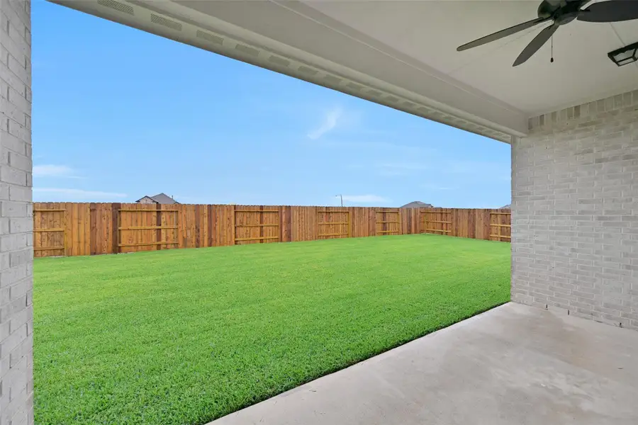 Exterior details and patio area of a home in Lago Mar, Texas City (Image 4).