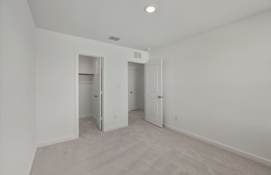 Spacious, unfurnished interior of a new home in Sunfield, Buda (Image 31).