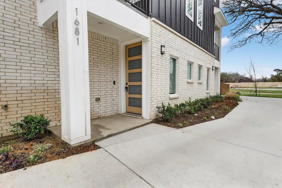 Exterior details and patio area of a home in , Dallas (Image 3).