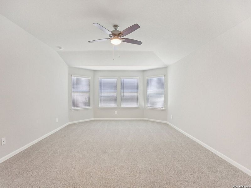 Spacious, unfurnished interior of a new home in Arcadia Ridge - Classic Series, San Antonio (Image 13).