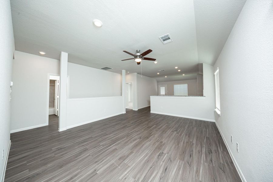 Spacious, unfurnished interior of a new home in Bammel Oaks, Houston (Image 11).