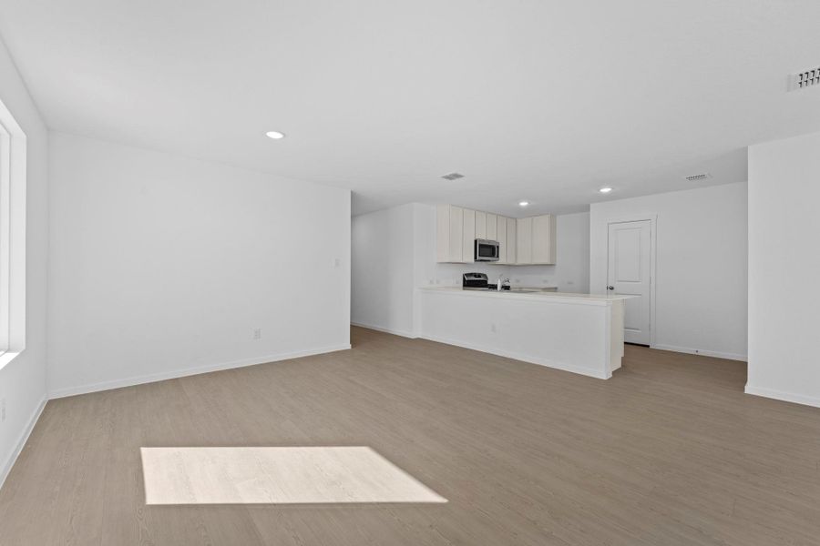 Spacious, unfurnished interior of a new home in Friendship Oaks, Fredericksburg (Image 20).