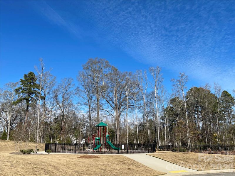 Community amenities in , Peachland (Image 22).