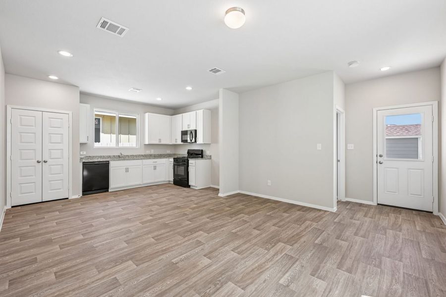 Spacious, unfurnished interior of a new home in Harvest Ridge, Elgin (Image 8).