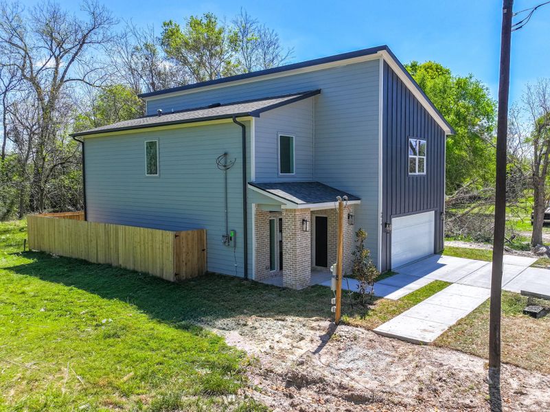 Exterior details and patio area of a home in , Houston (Image 20).