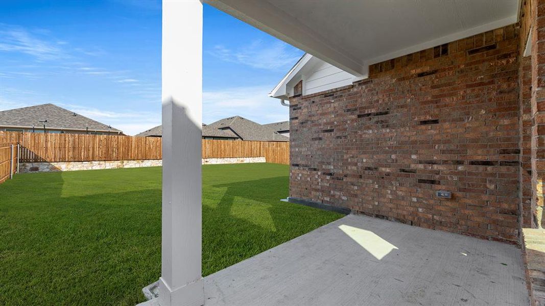 25. 1632 Elle - Patio