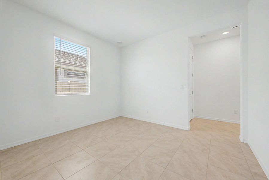 Spacious, unfurnished interior of a new home in Tyler Ranch, Buckeye (Image 11).