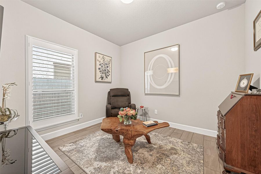 (Note: Photo is staged; property is currently vacant.) (Note: Photo is staged; property is currently vacant.)