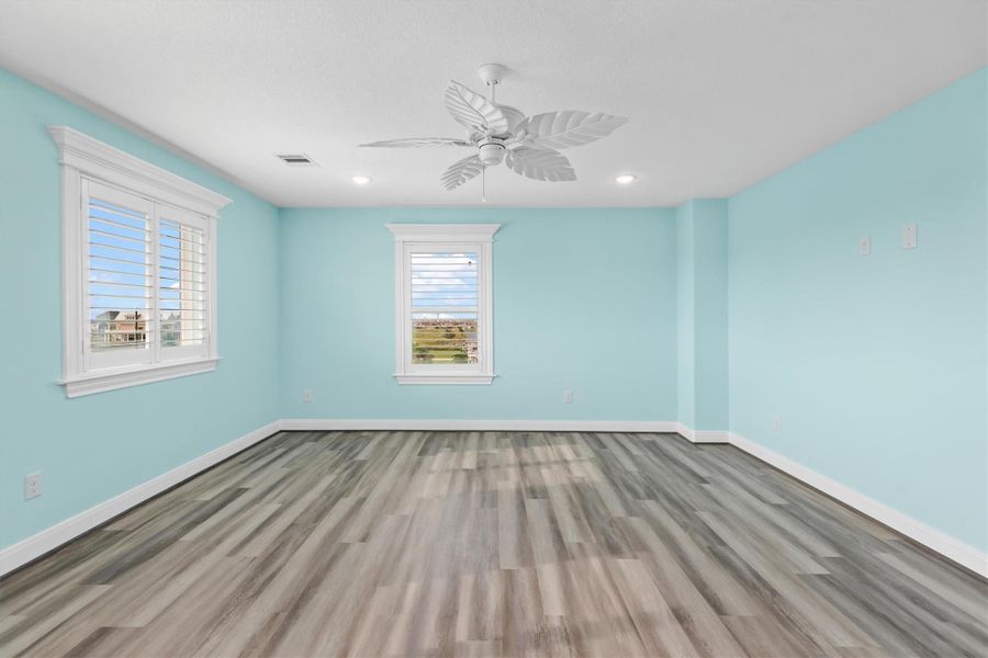 Spacious, unfurnished interior of a new home in , Galveston (Image 20).