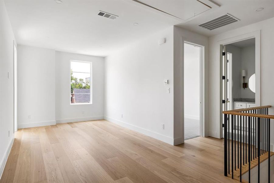 Spacious, unfurnished interior of a new home in , Dallas (Image 20).