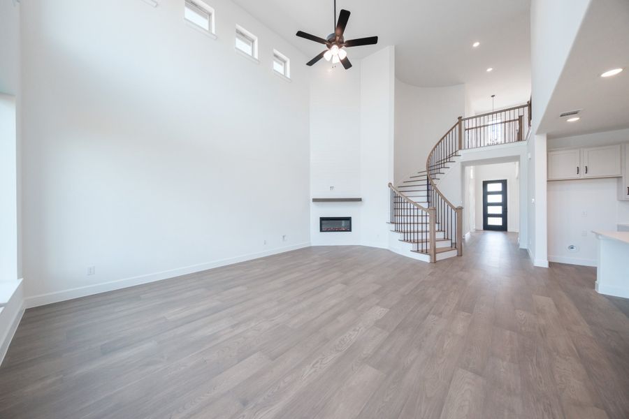 Spacious, unfurnished interior of a new home in Heath Golf and Yacht Club, Heath (Image 16).