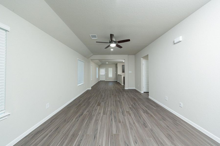 Spacious, unfurnished interior of a new home in Mackenzie Creek, Conroe (Image 16).