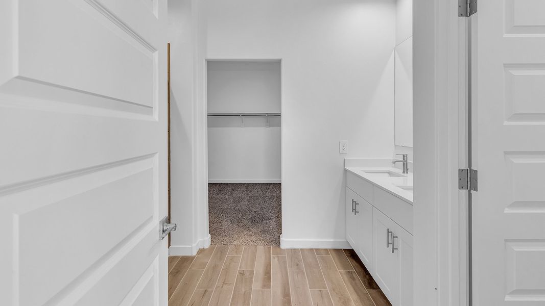 Spacious, unfurnished interior of a new home in The Oasis at Rocking K, Vail (Image 23).