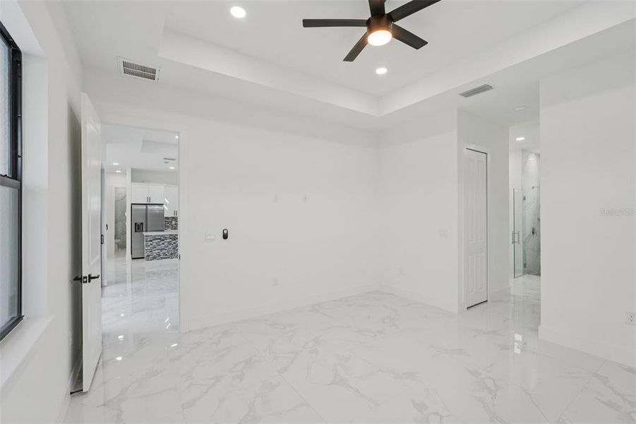 Spacious, unfurnished interior of a new home in , Cape Coral (Image 37).