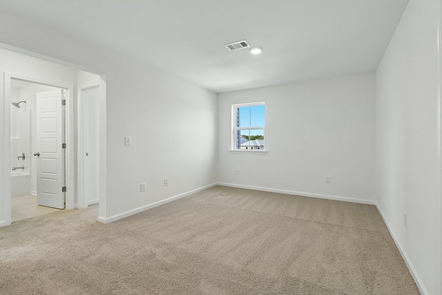 Spacious, unfurnished interior of a new home in Somerset, Myrtle Beach (Image 25).