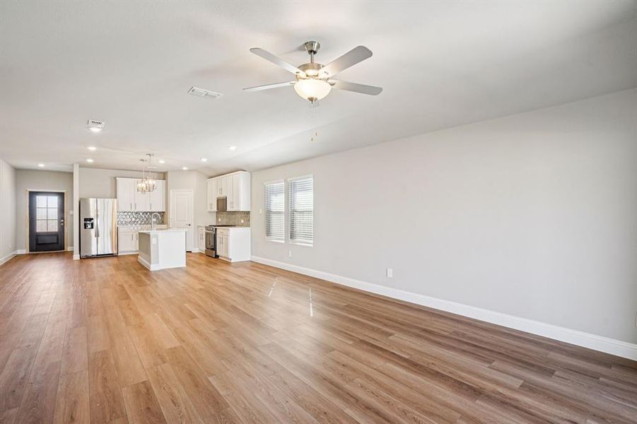 Spacious, unfurnished interior of a new home in Stonehaven, Seagoville (Image 35).